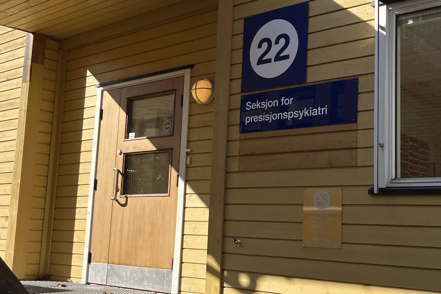 En trebygning med skilt på forsiden