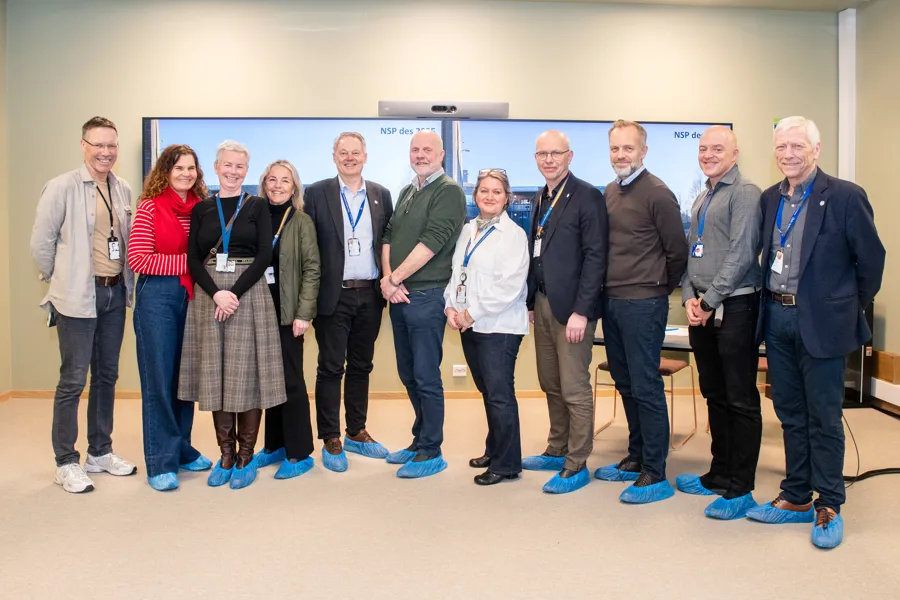 En gruppe mennesker som poserer for et bilde