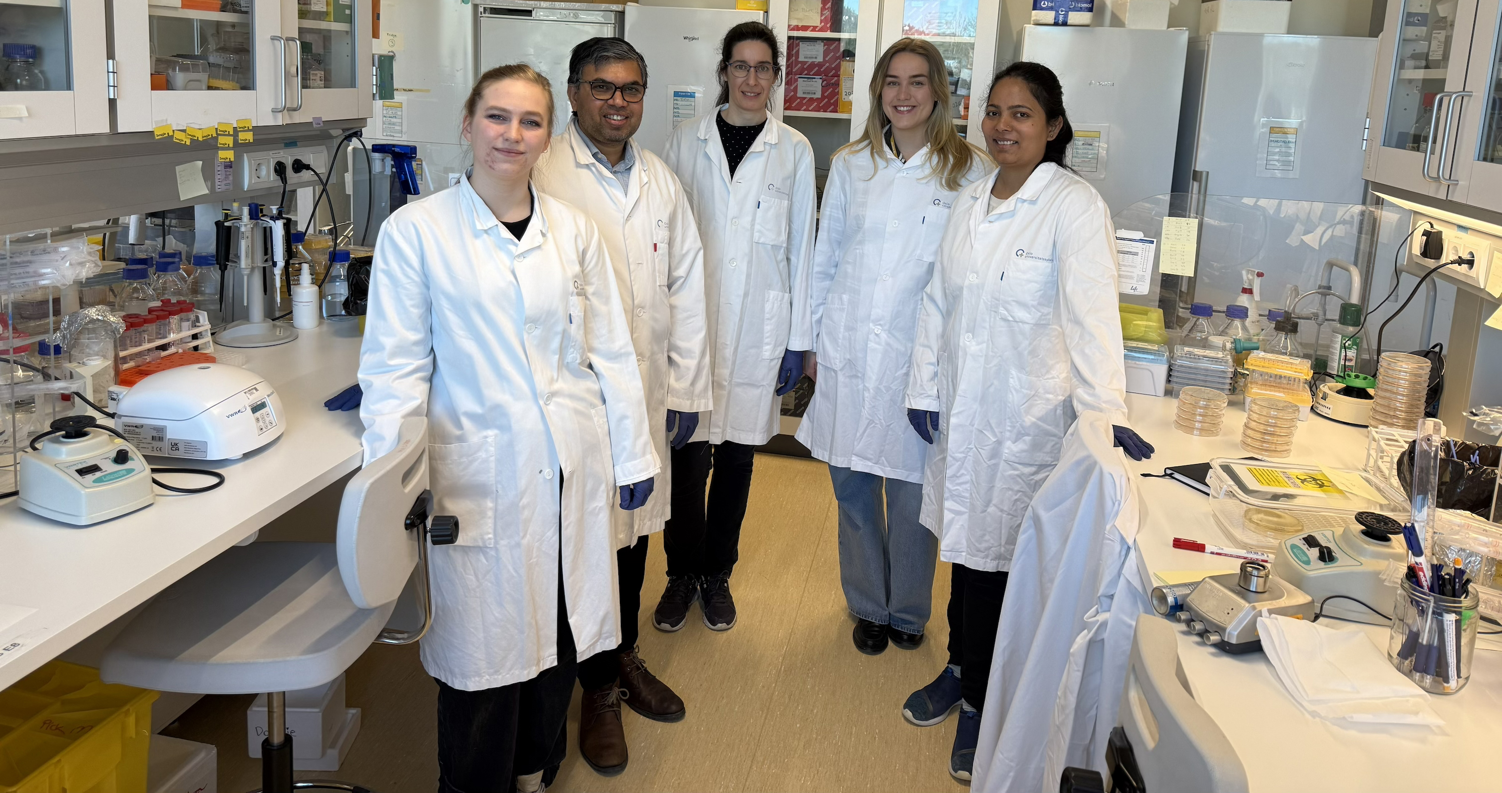 En gruppe mennesker i hvite laboratoriefrakker