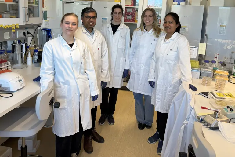 En gruppe mennesker i hvite laboratoriefrakker