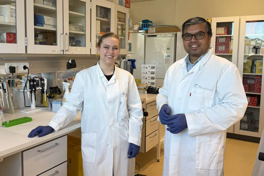 En mann og en kvinne i laboratoriefrakker i et laboratorium