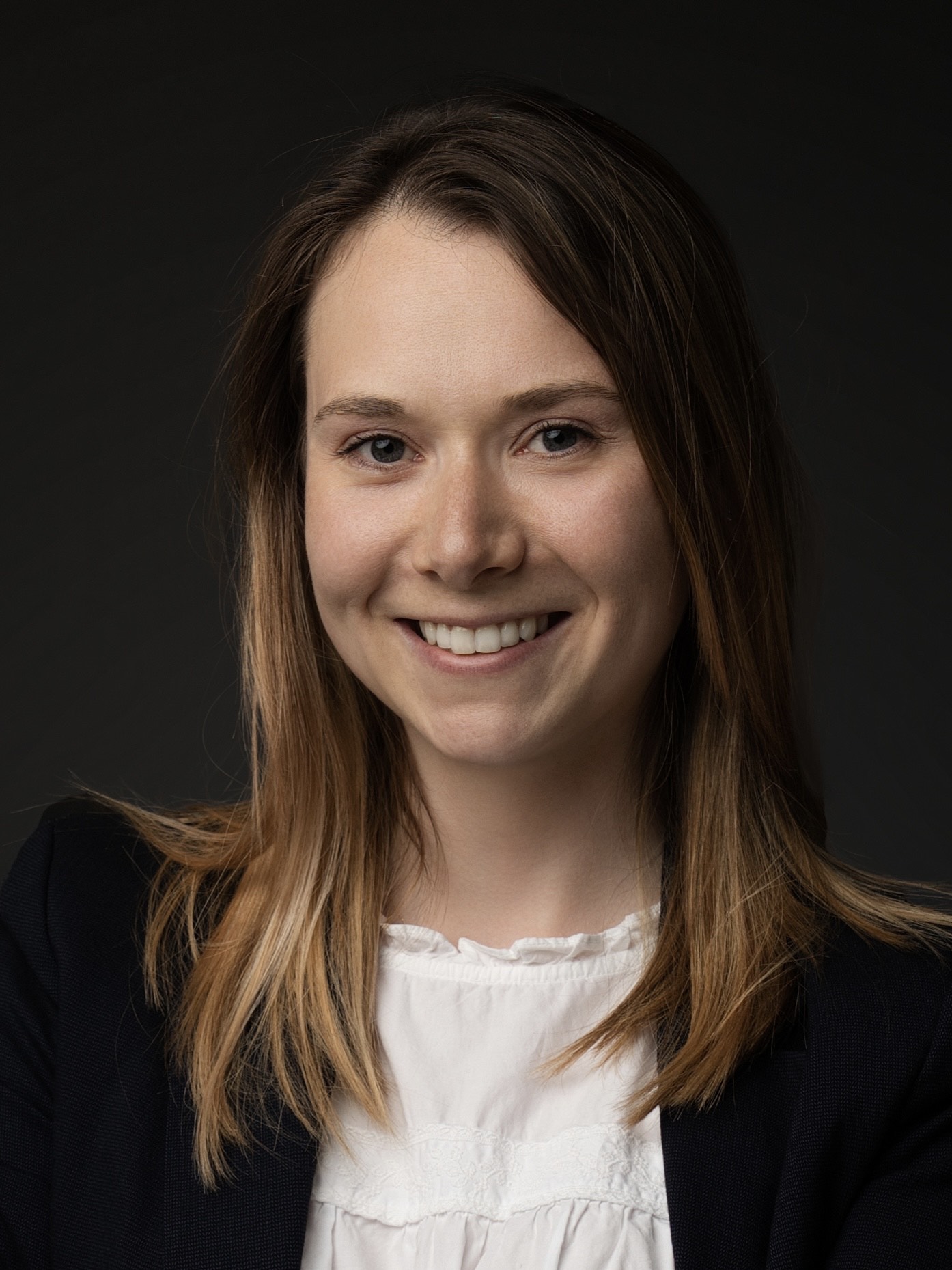 En kvinne som smiler til kameraet