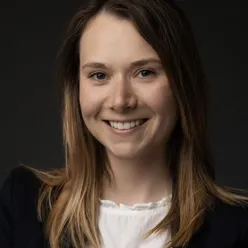 En kvinne som smiler til kameraet