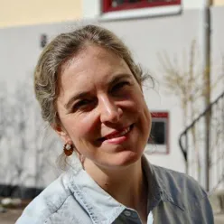 En person som smiler til kameraet