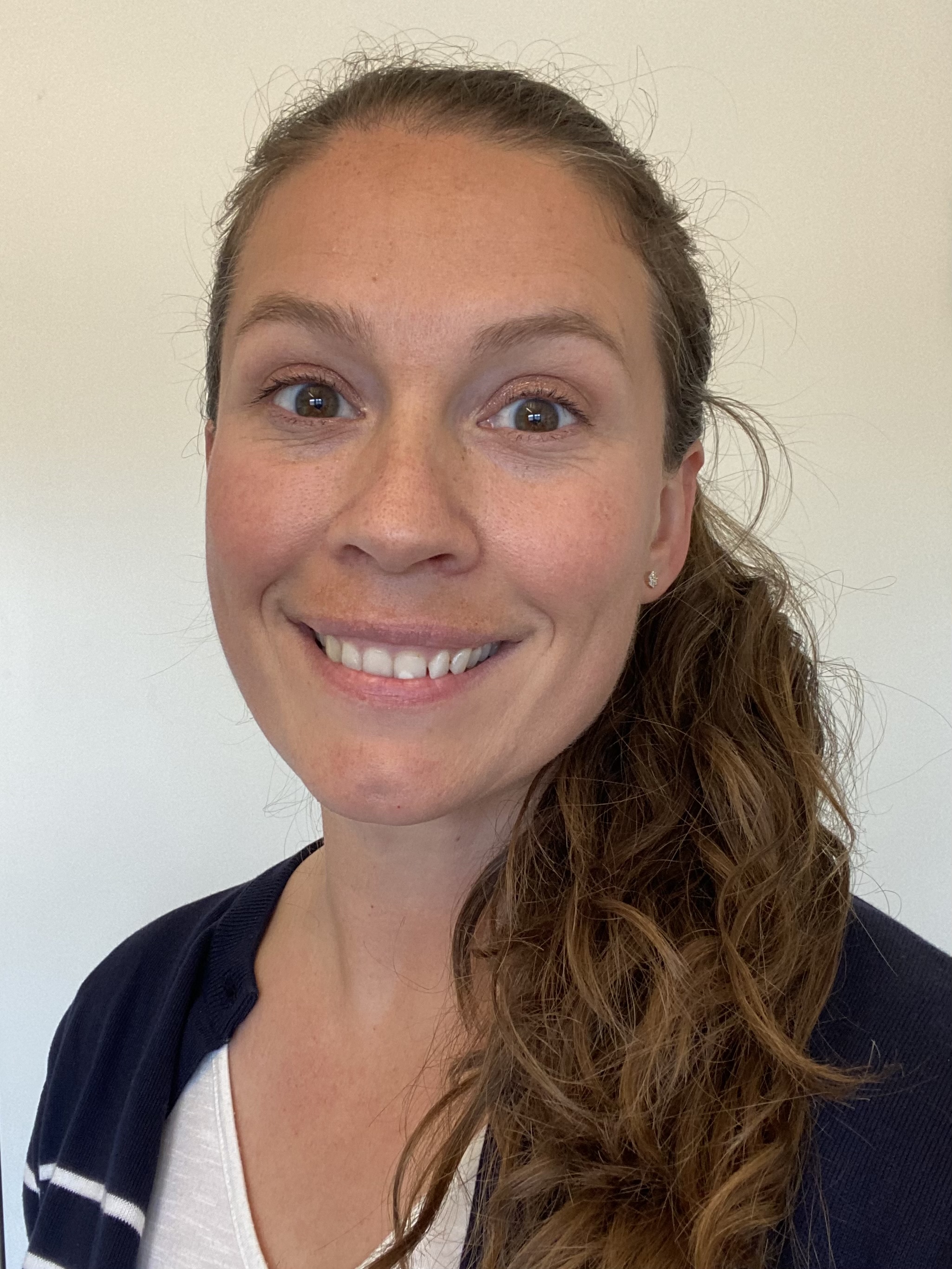 En kvinne som smiler til kameraet