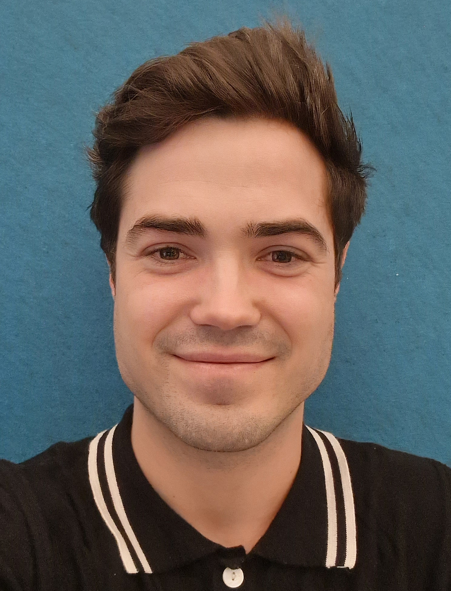 En mann som smiler til kameraet