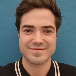 En mann som smiler til kameraet