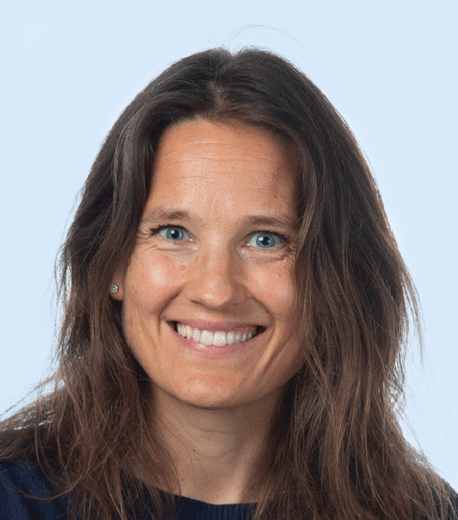 Et nærbilde av en kvinne som smiler