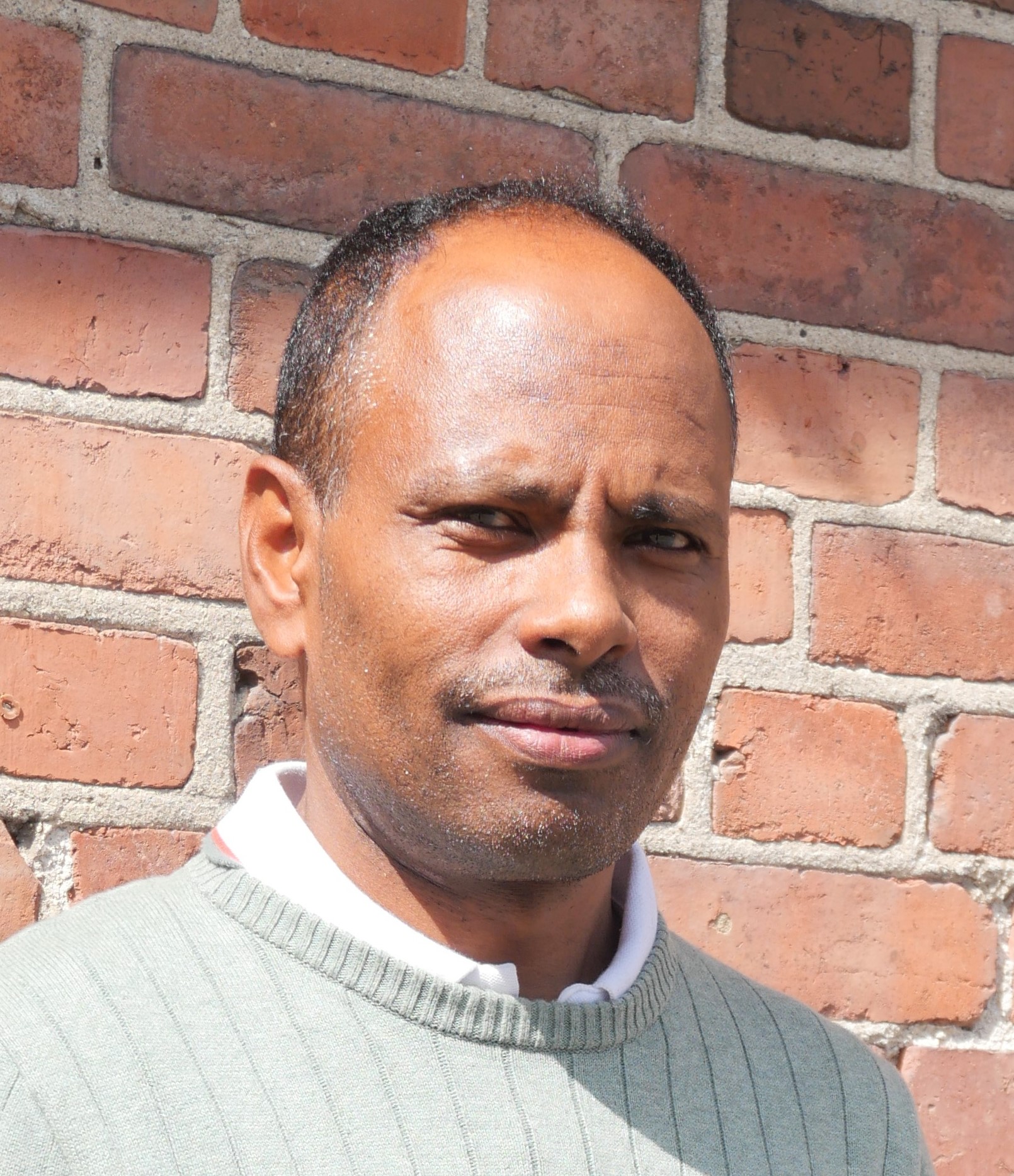 En mann som smiler til kameraet