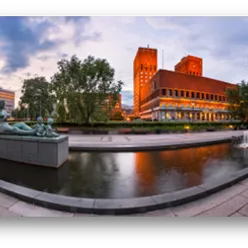 En fontene foran en bygning