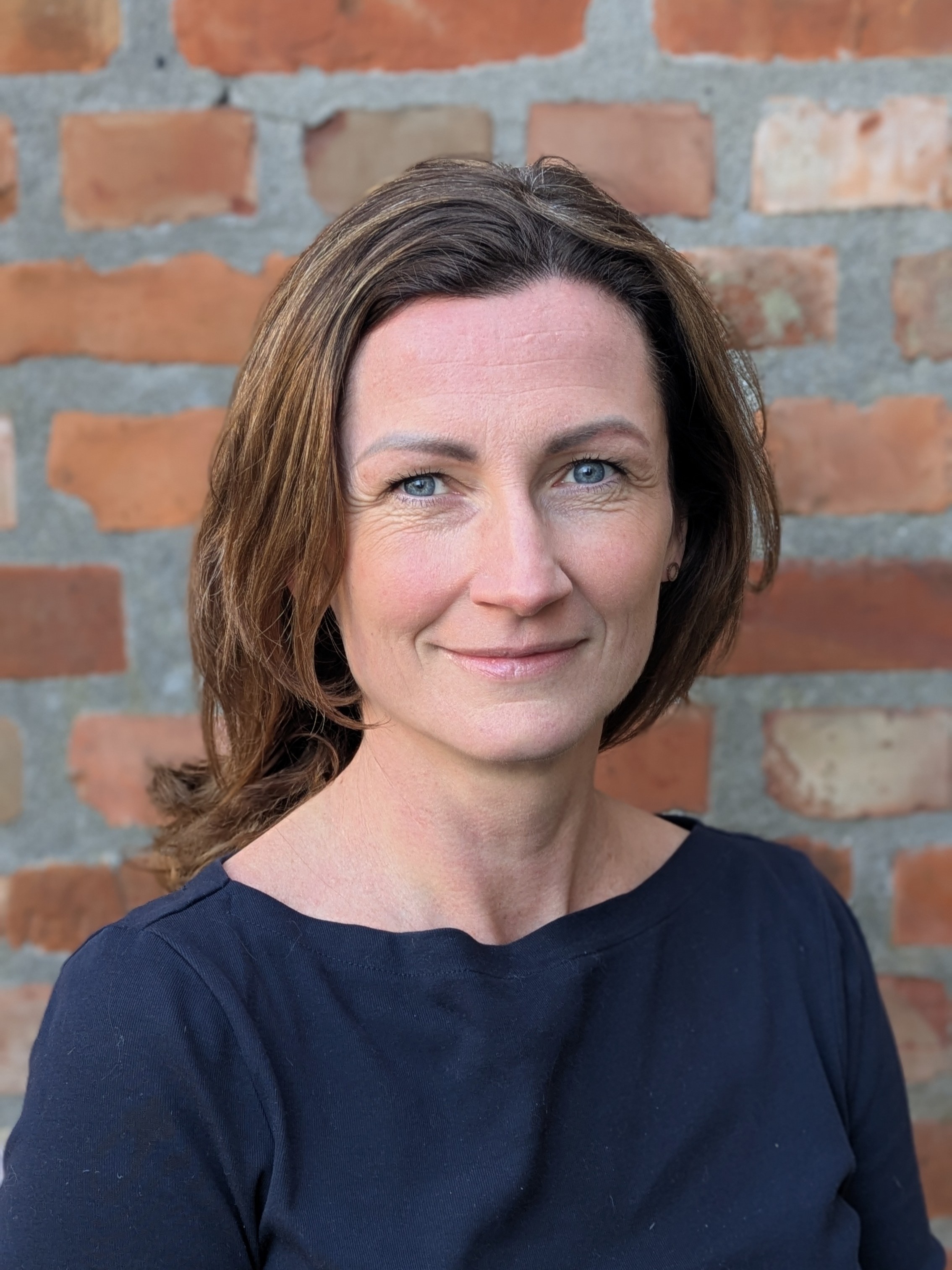 En person som smiler til kameraet