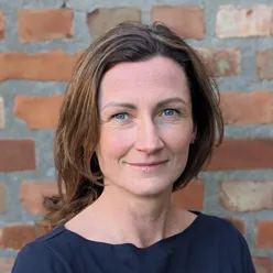 En person som smiler til kameraet