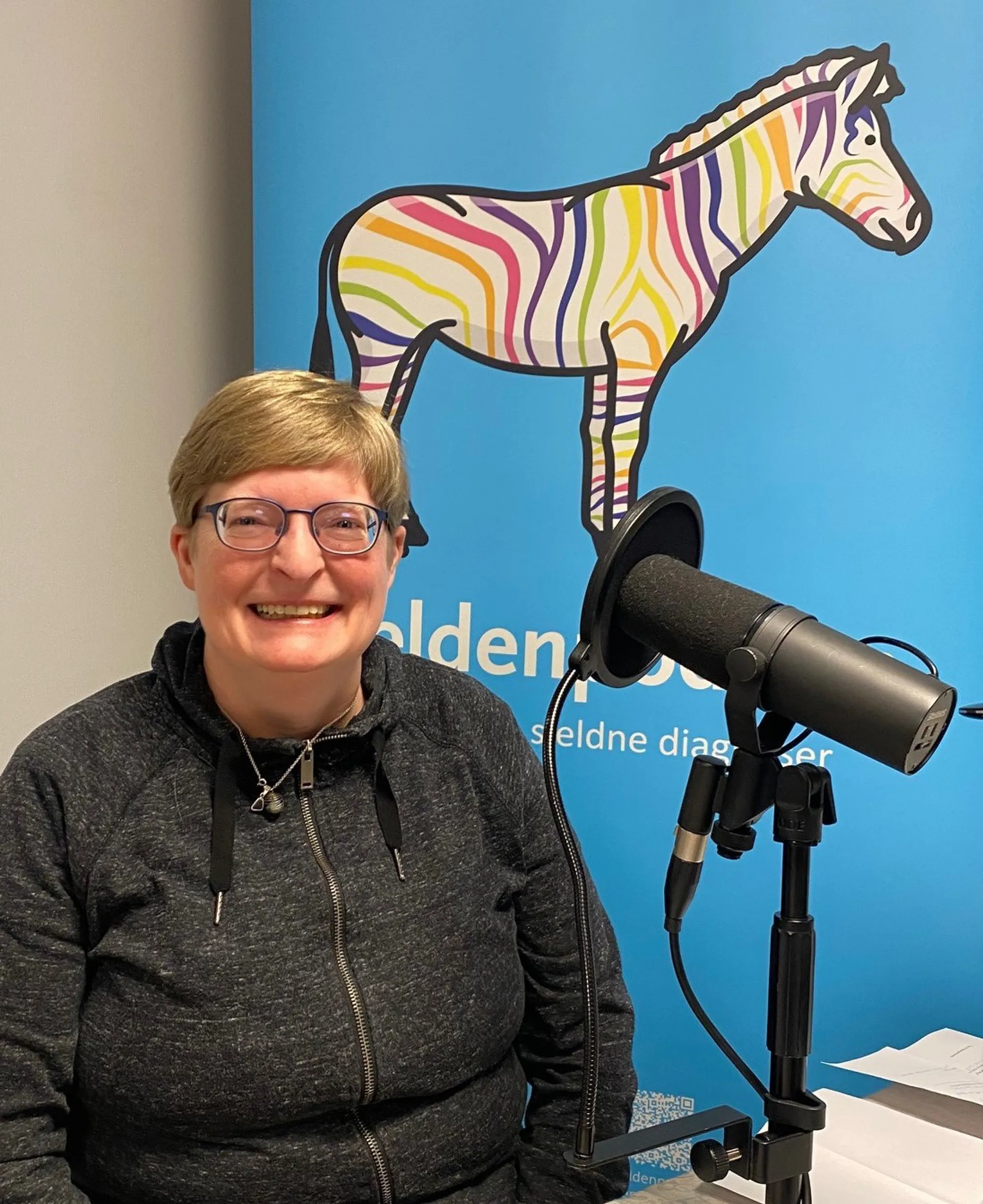 Ellen Irene som står ved siden av en mikrofon