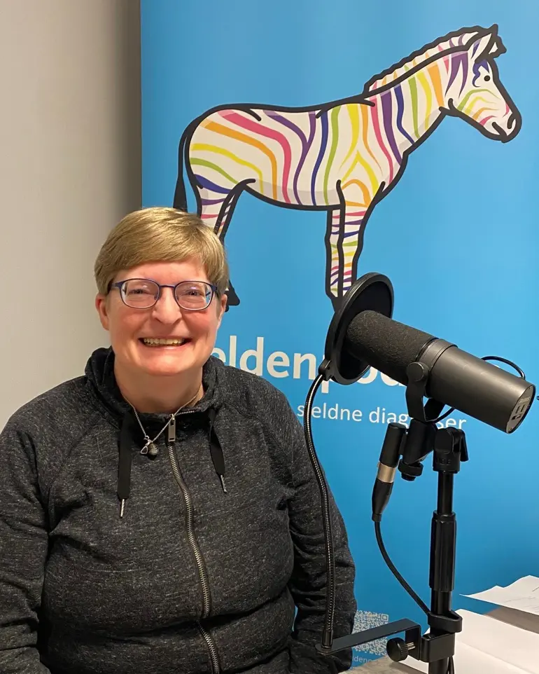 Ellen Irene som står ved siden av en mikrofon