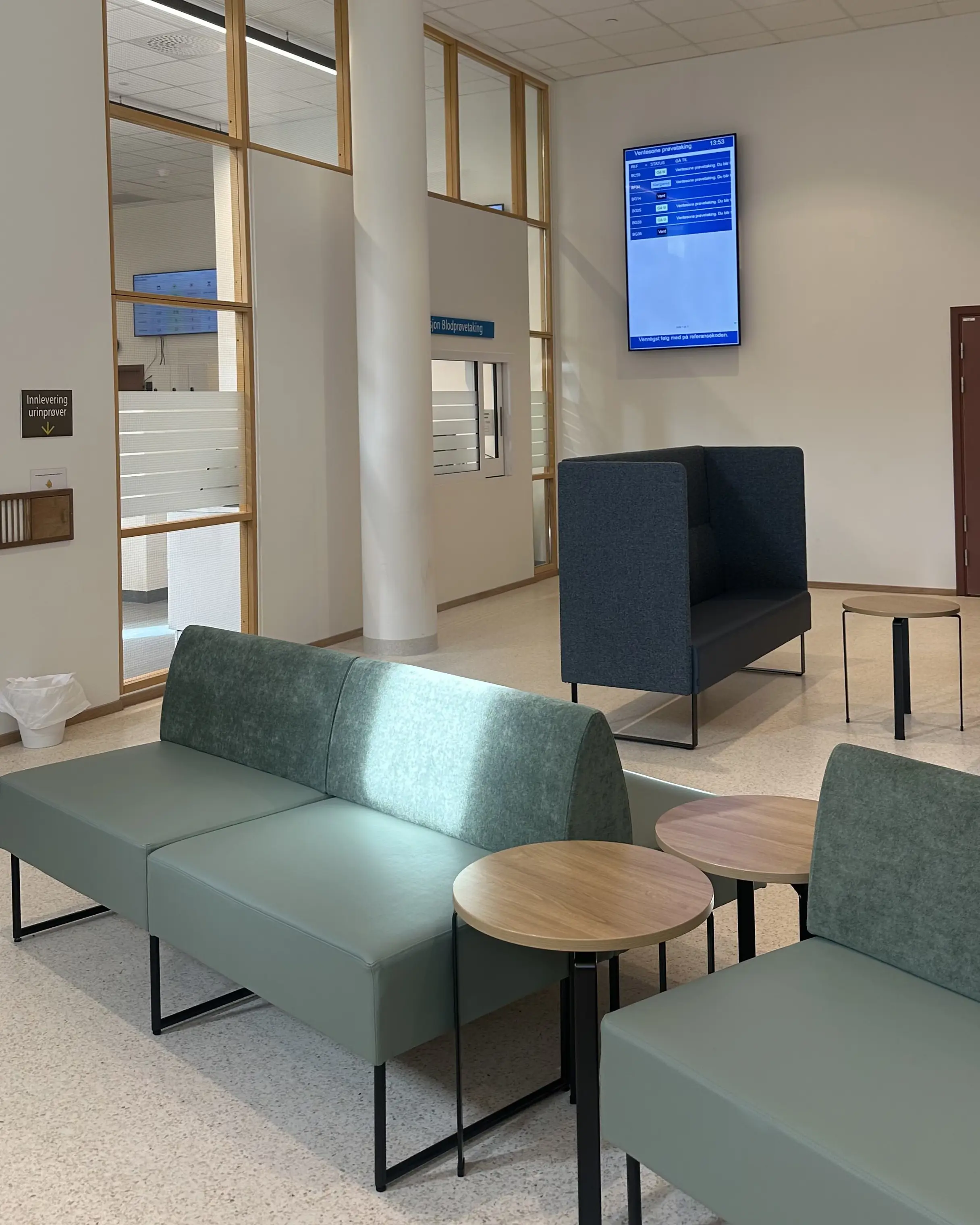 Et venterom med stoler og TV