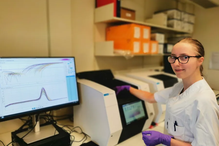 AriaDx real-time PCR instrument og en bioingeniør