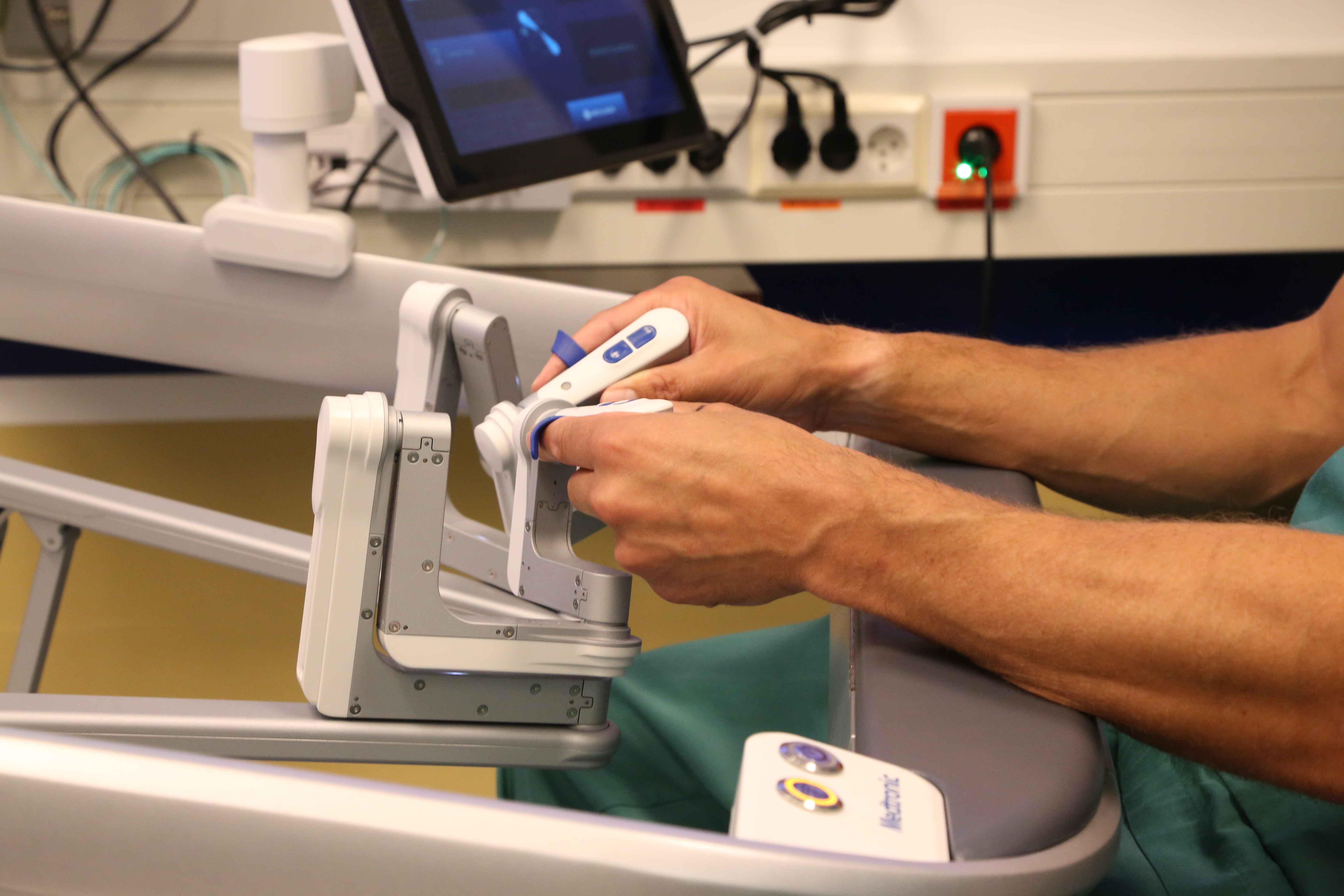 En kirurg som styrer robot