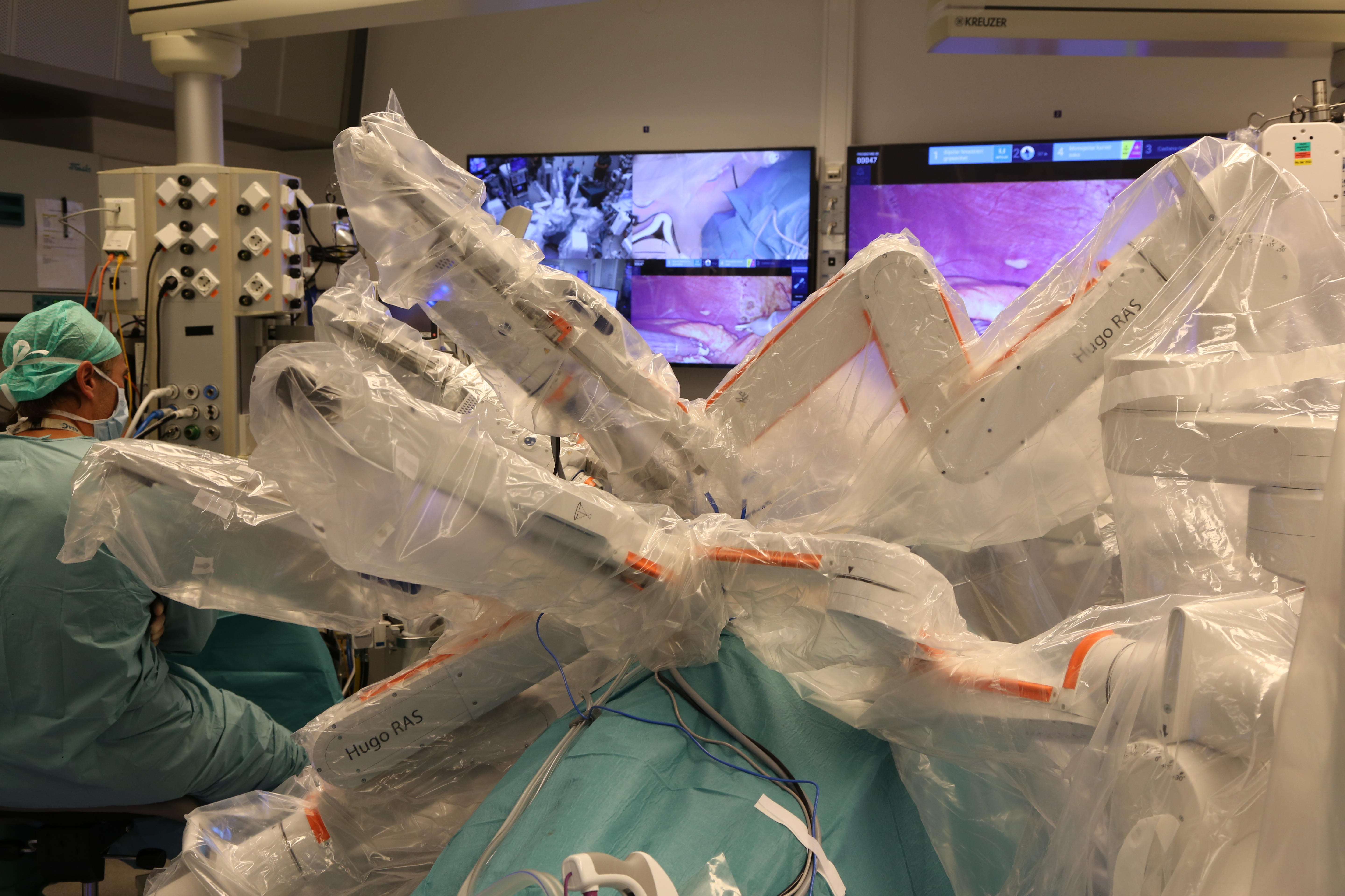 Robotarmer i operasjonssal