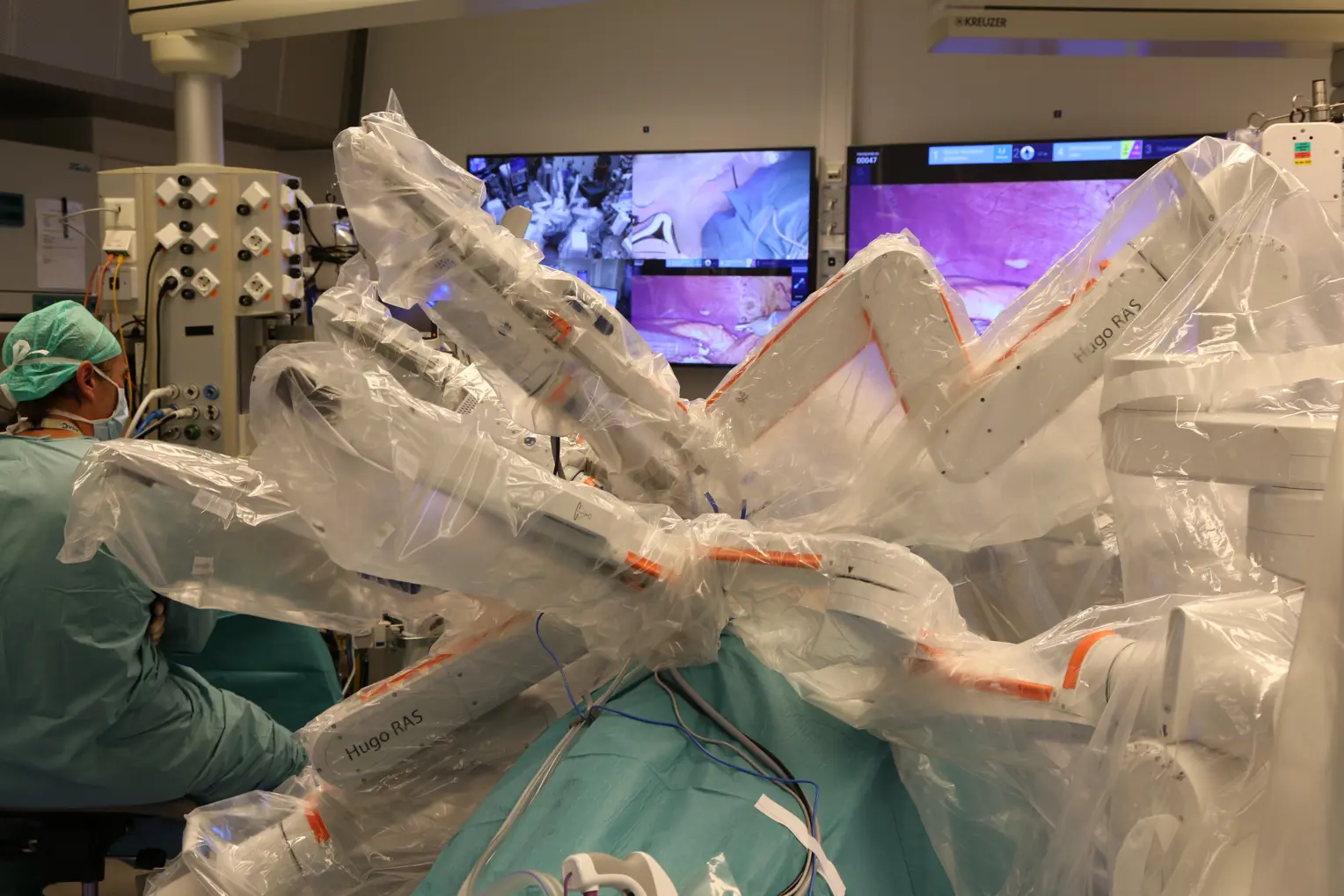 Robotarmer i operasjonssal