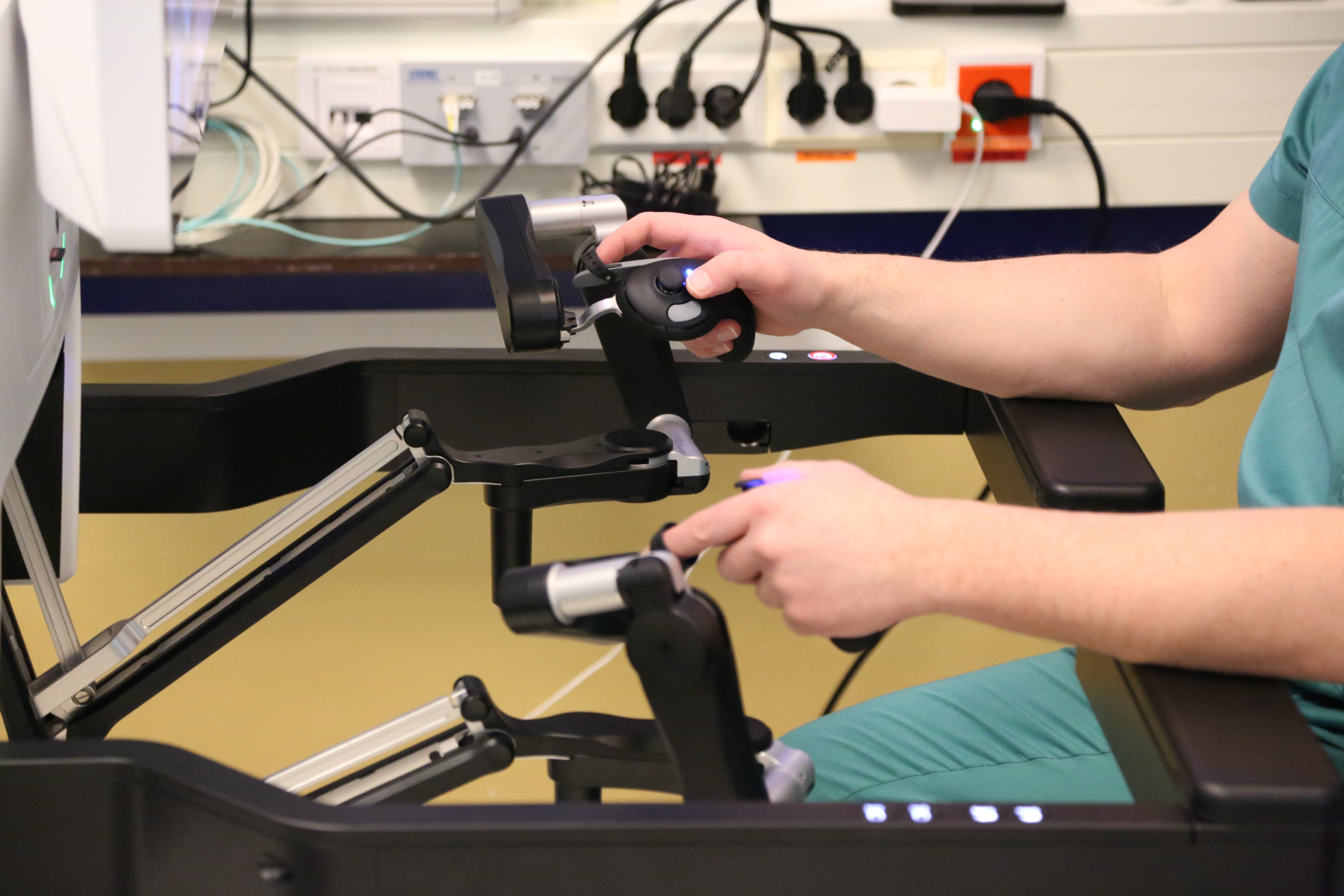 Armer til kirurg som styrer robot