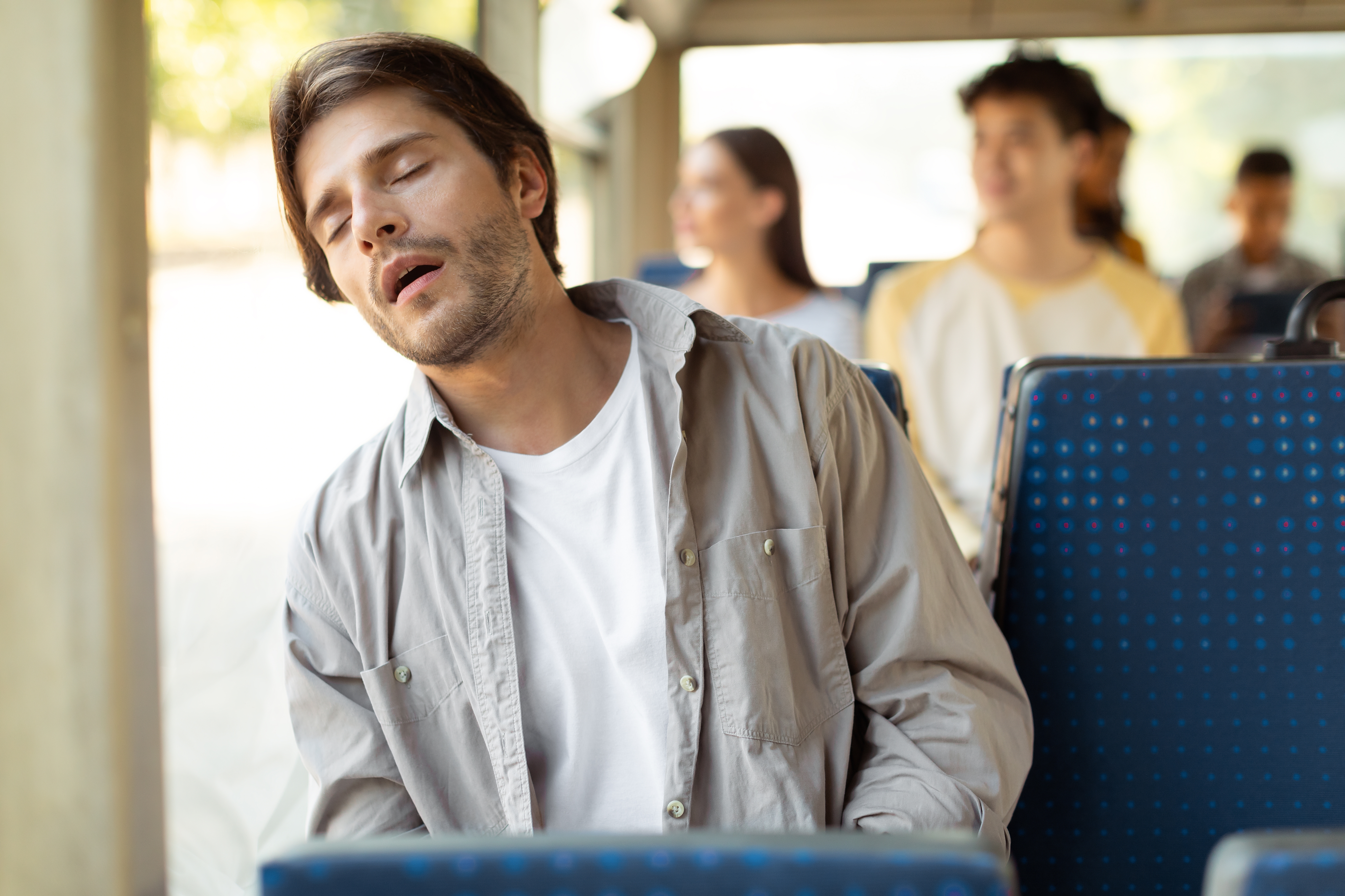 Mann som sover på bussen