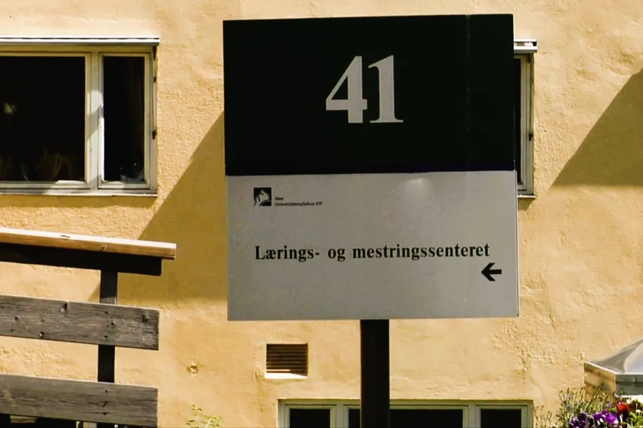 Et skilt med informasjon om bygningene foran hovedinngangen til Aker sykehus