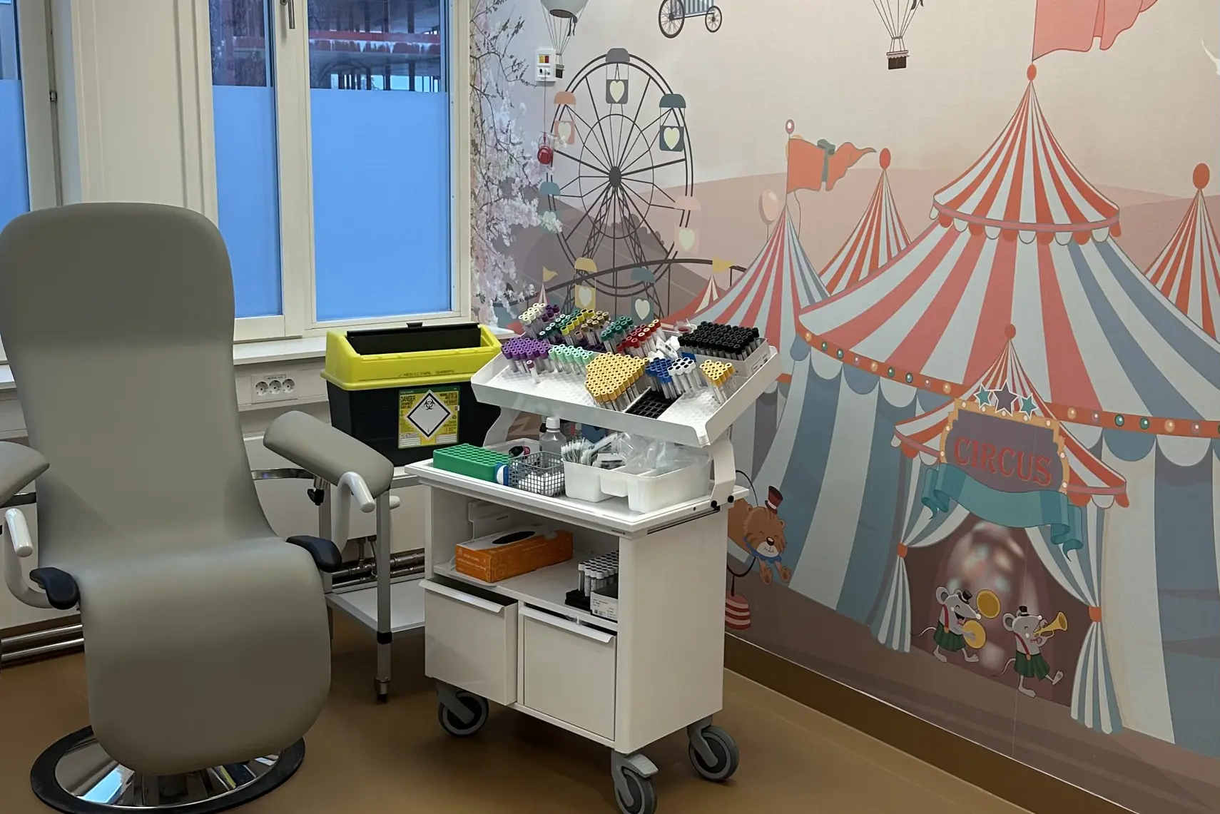 Et rom med skrivebord og stoler