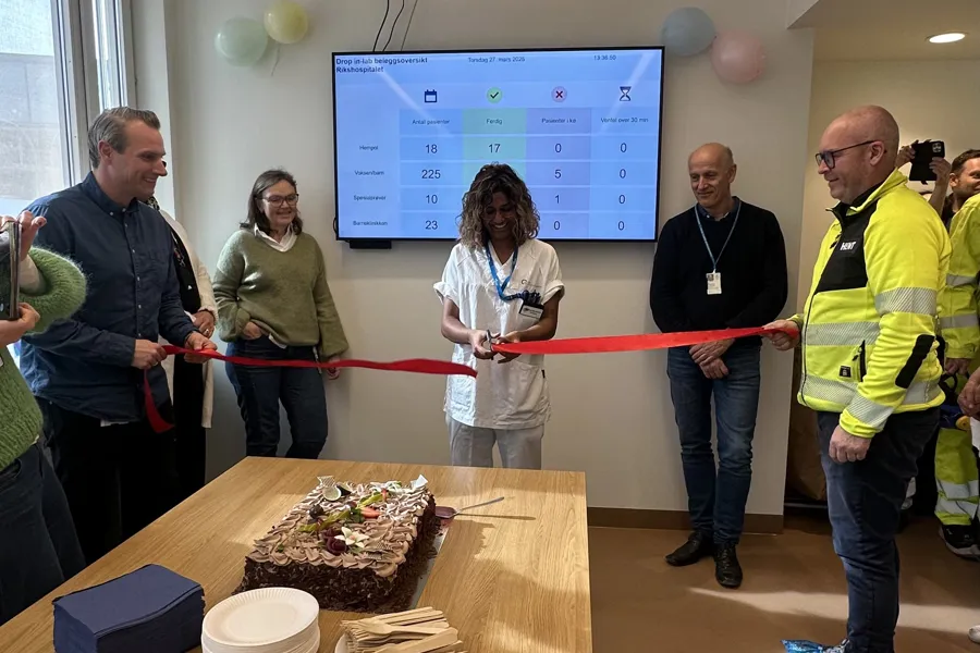 En gruppe mennesker som står rundt et bord med mat på