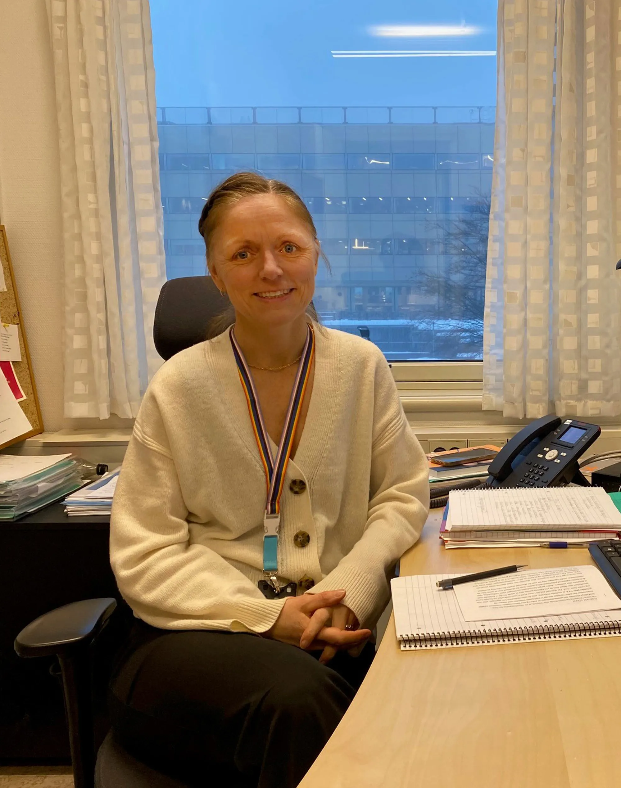En person som sitter ved et skrivebord