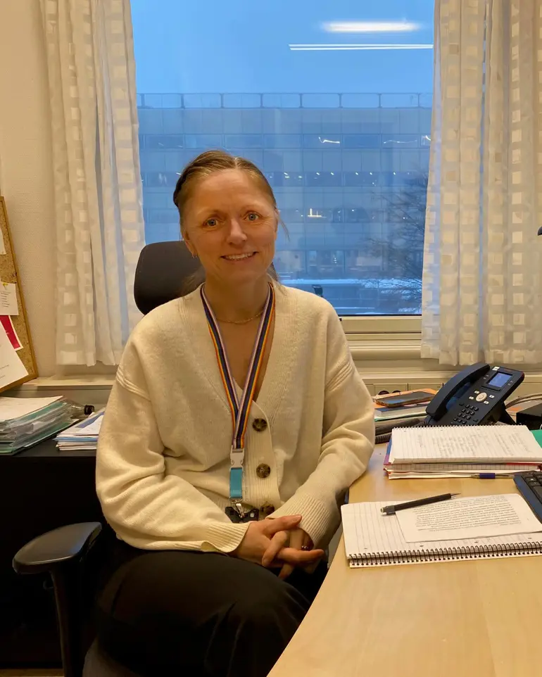 En person som sitter ved et skrivebord