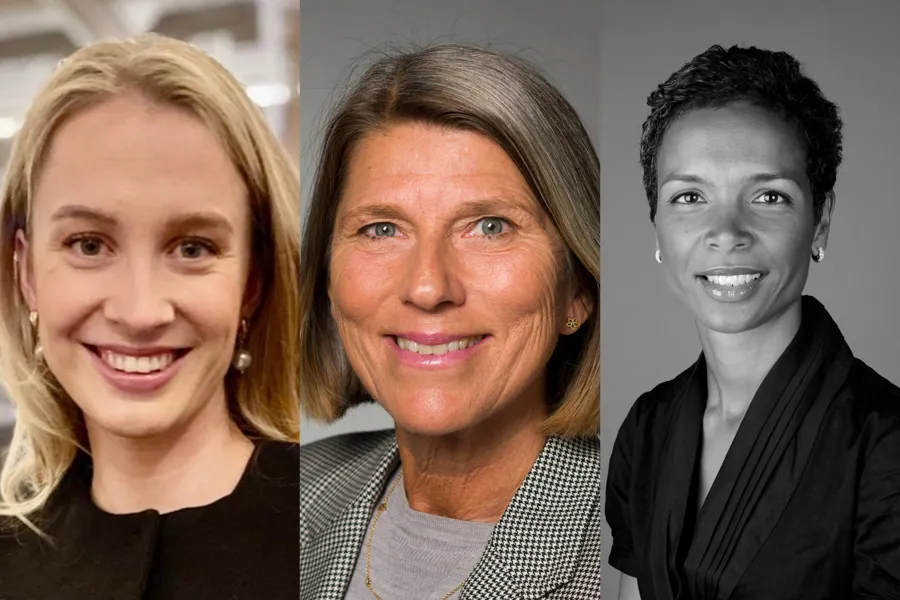 En gruppe mennesker som smiler