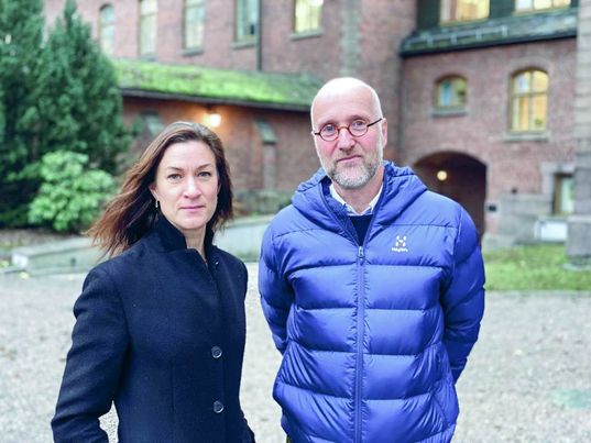 En mann og en kvinne som poserer for et bilde