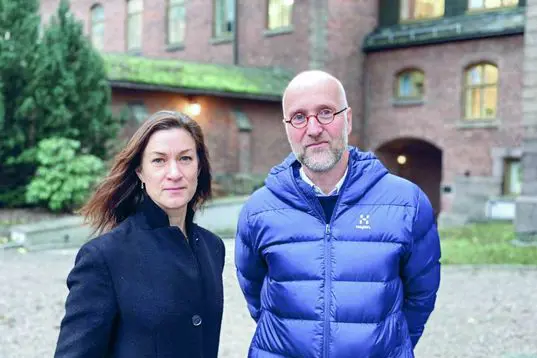 En mann og en kvinne som poserer for et bilde