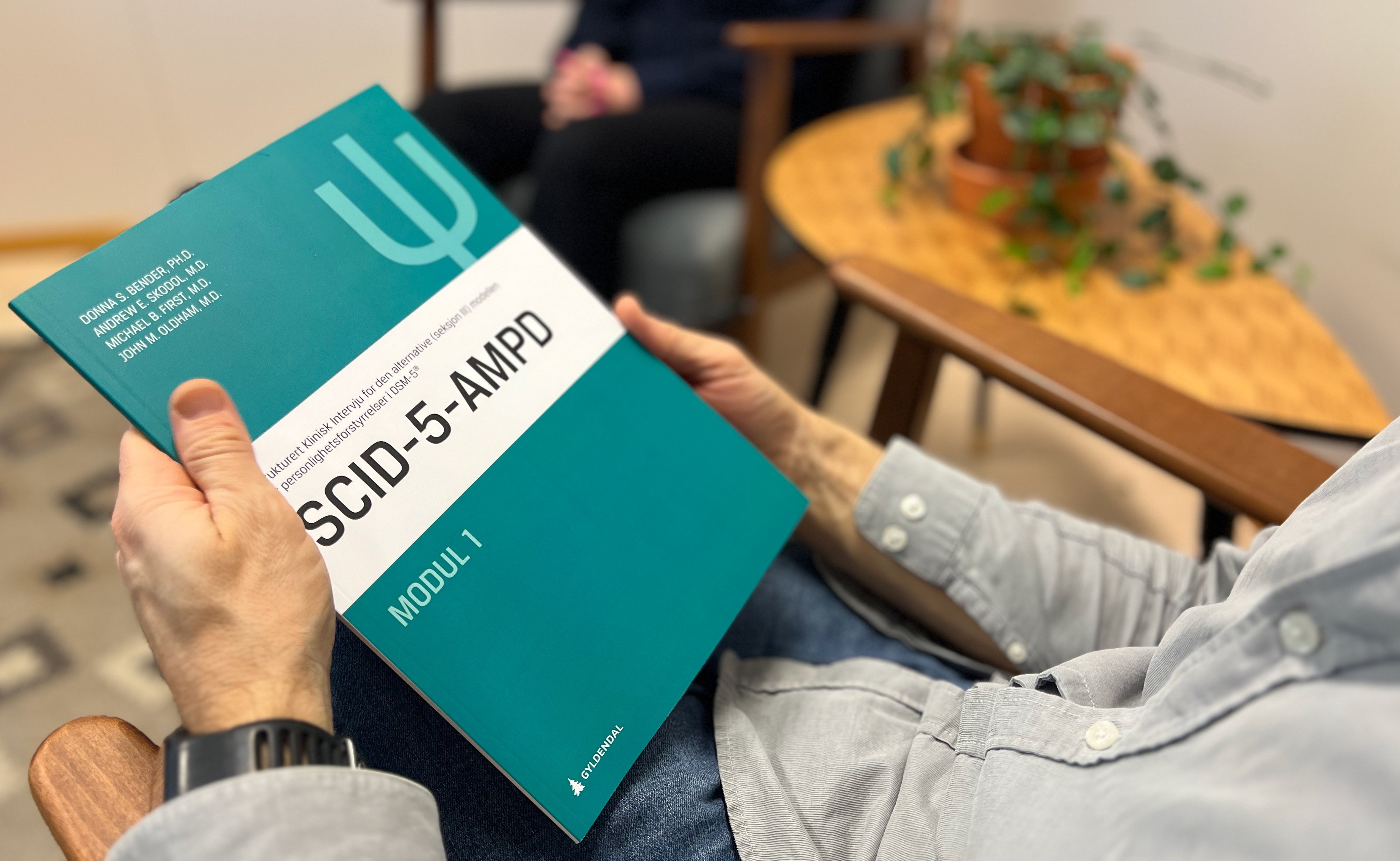 En person som holder en bok