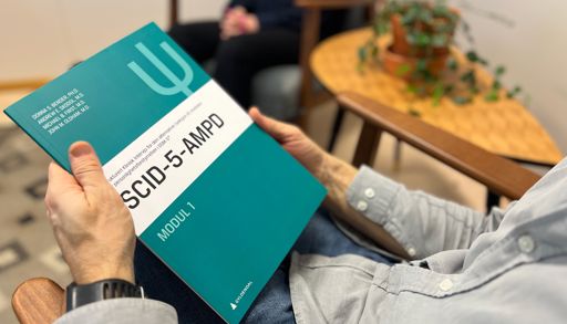 En person som holder en bok