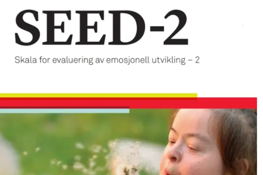 En person som blåser røyk