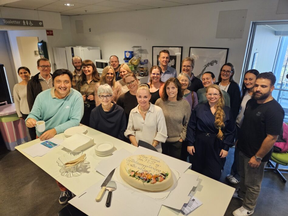 En gruppe mennesker som poserer for et bilde