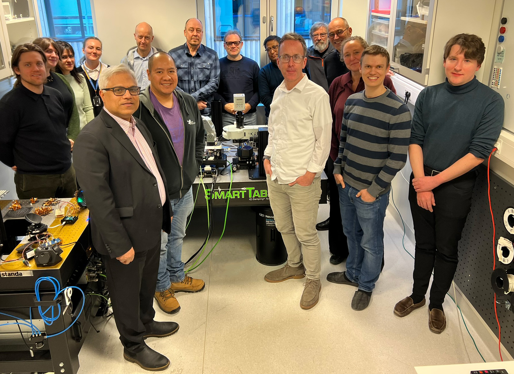 En gruppe mennesker som står i et rom