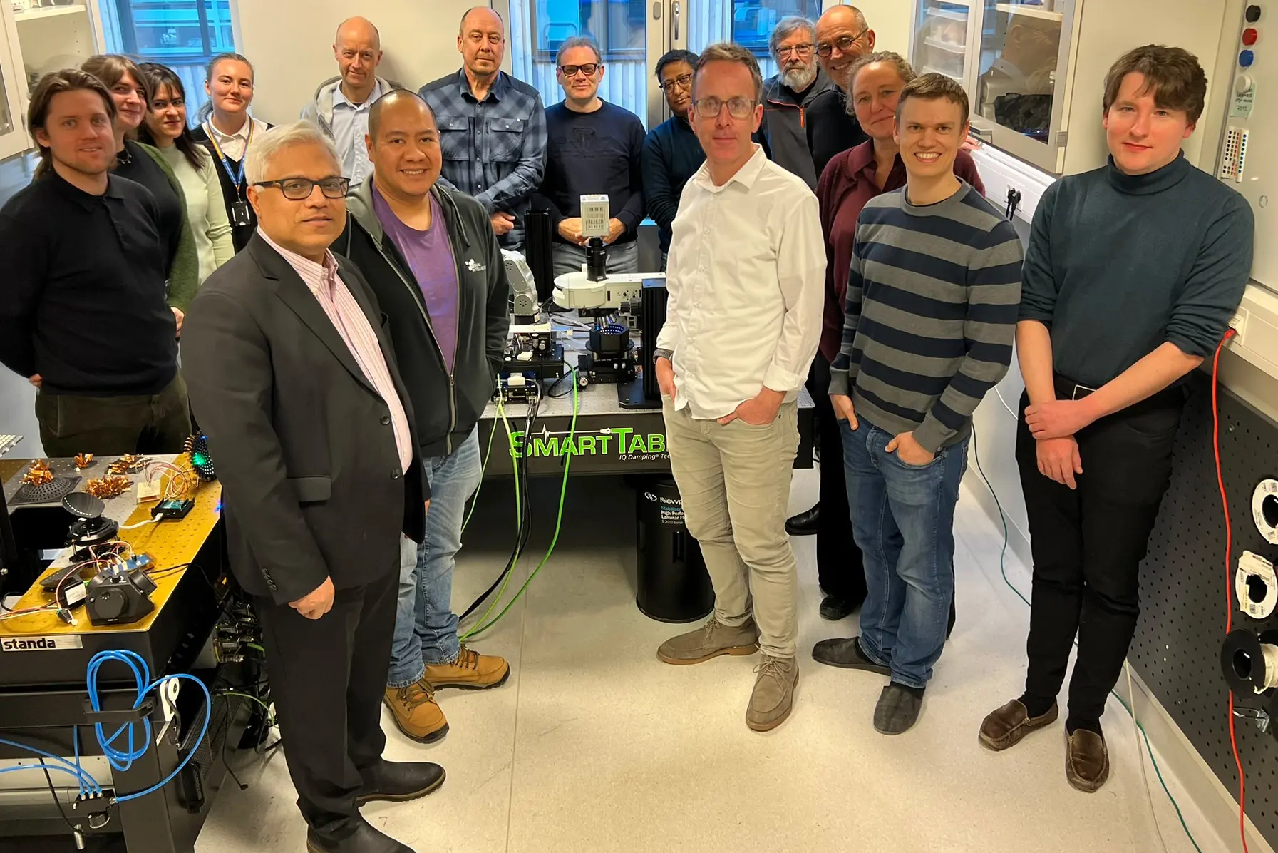 En gruppe mennesker som står i et rom