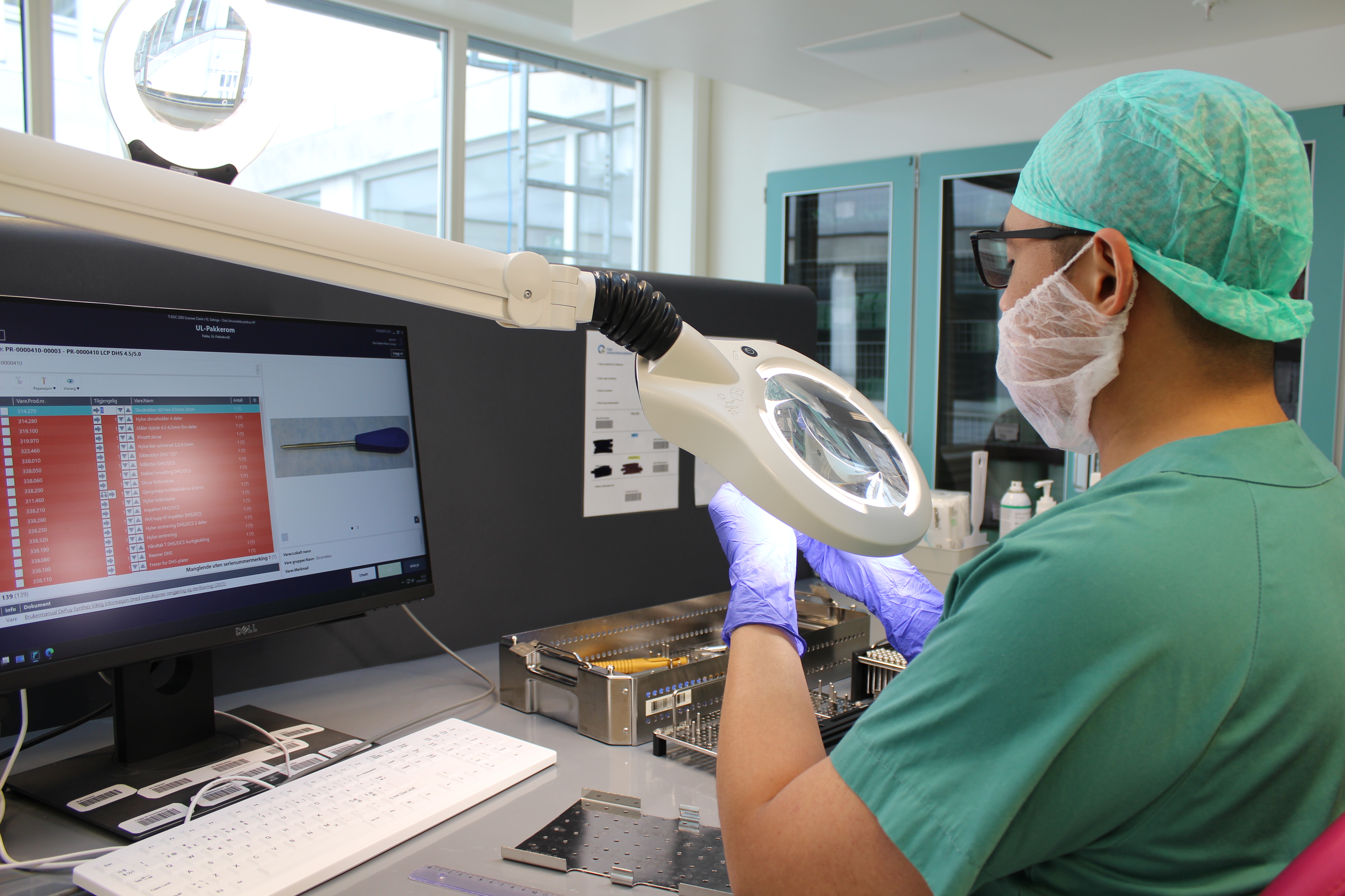 Bilde av helsearbeider Paul i grønn sykehusuniform som inspiserer og steriliserer medisinsk utstyr