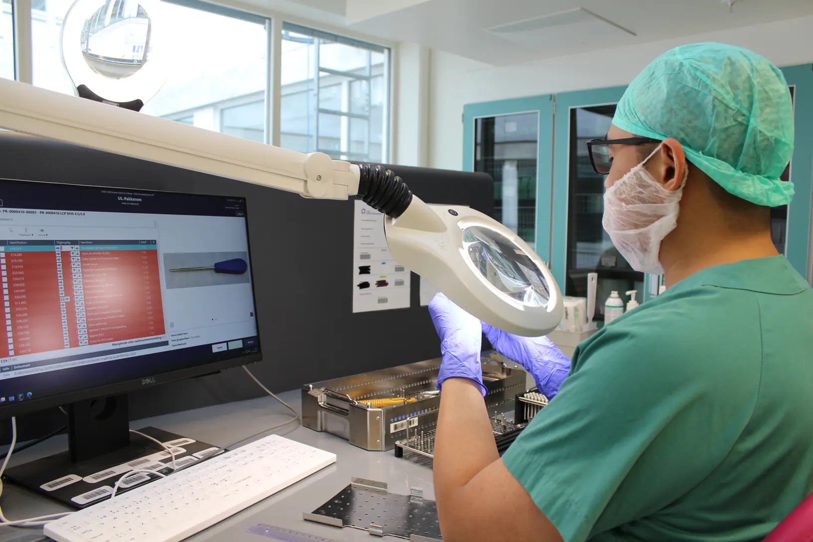 Bilde av helsearbeider Paul i grønn sykehusuniform som inspiserer og steriliserer medisinsk utstyr