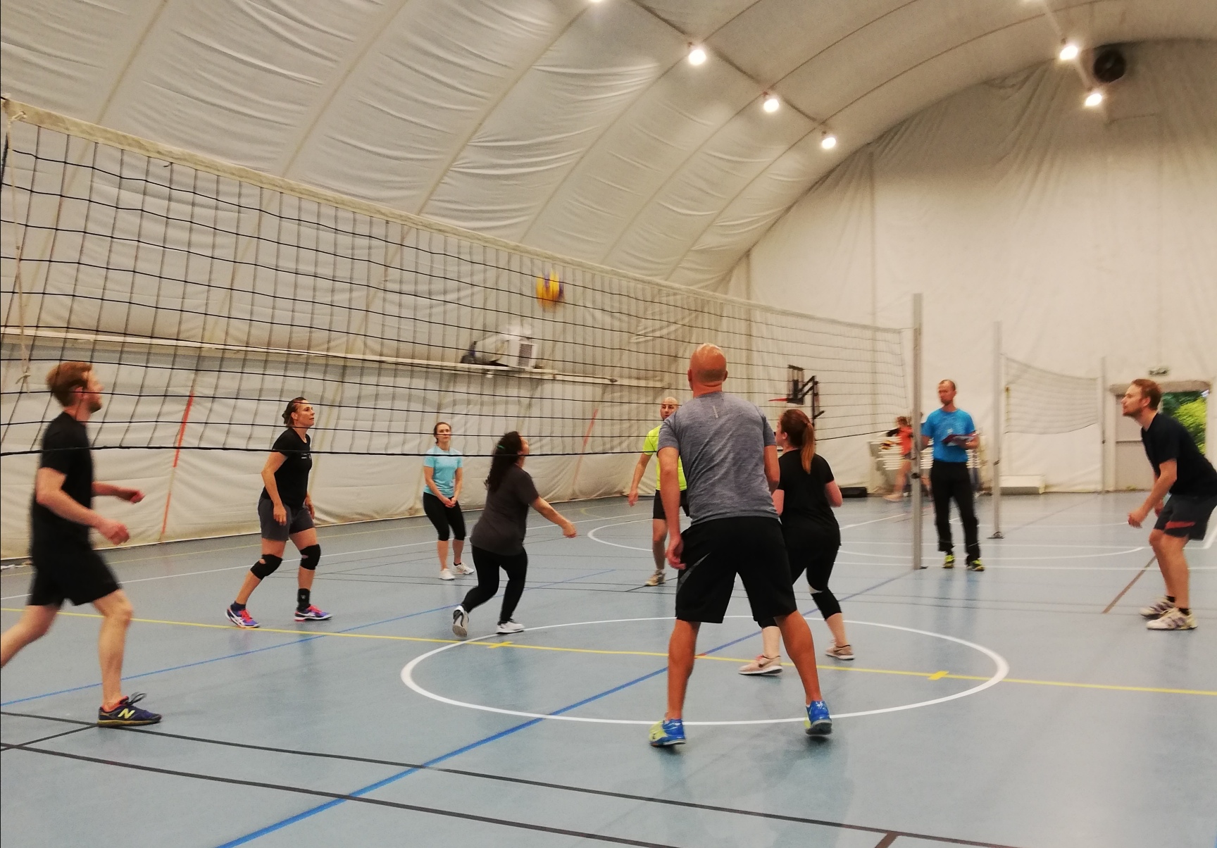 En gruppe mennesker som spiller en sport