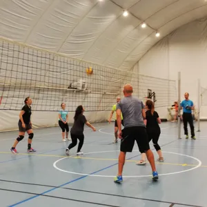 En gruppe mennesker som spiller en sport