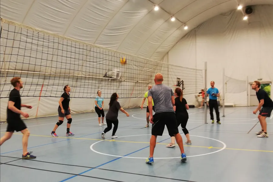 En gruppe mennesker som spiller en sport