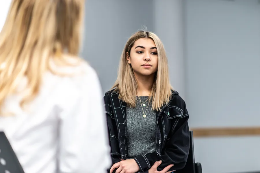 ung jente med unnvikende personlighetsforstyrrelse som sitter ovenfor behandleren sin i terapi