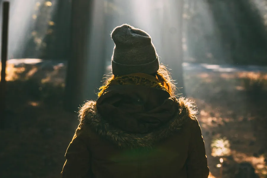 En person med hatt og skjerf