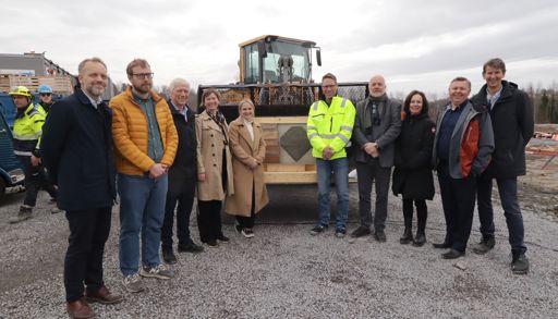 En gruppe mennesker som poserer for et bilde