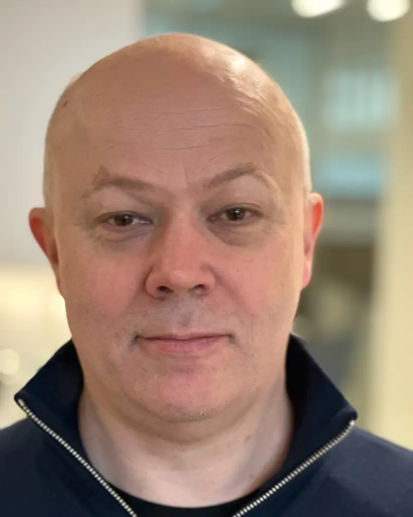 En mann med et seriøst uttrykk