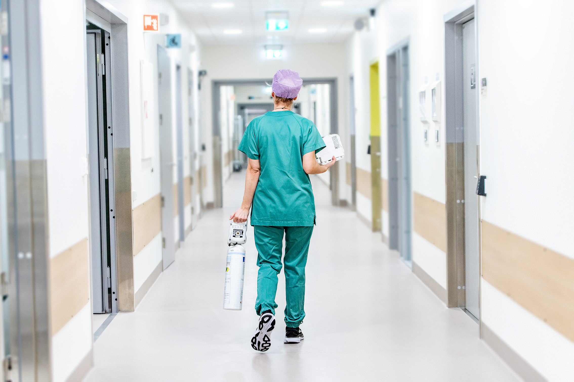 En mann som går i en korridor
