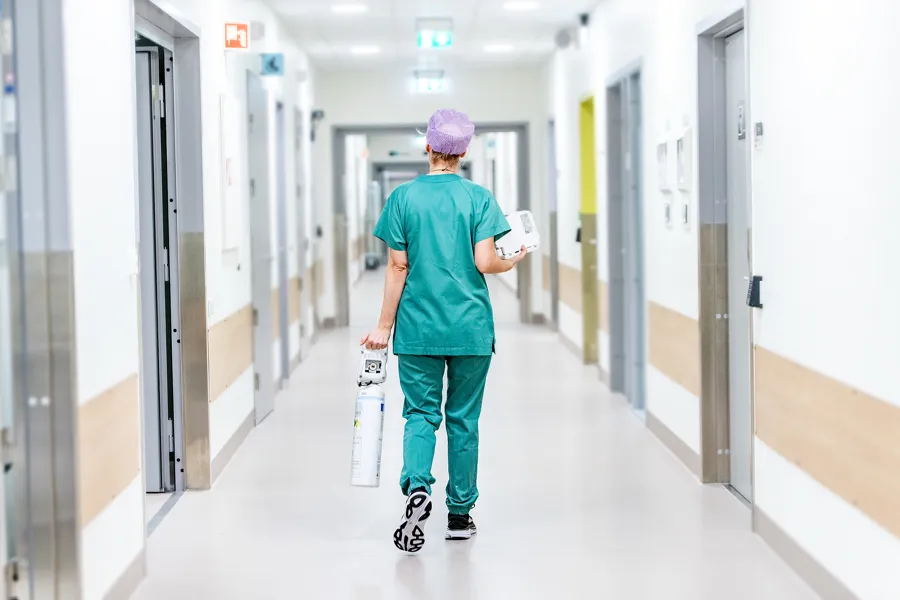 En mann som går i en korridor